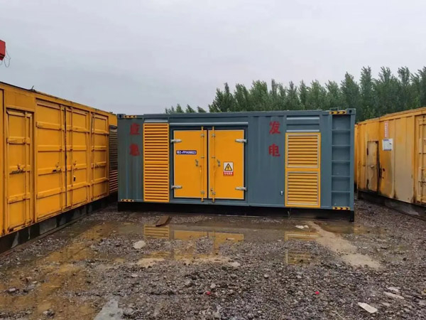 金塔柴油发电机如何判断干式空气滤清器是否需要更换？