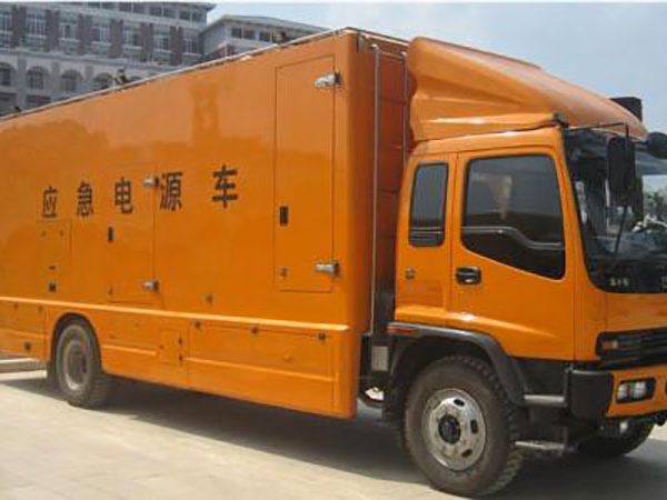 金塔冬季柴油发电机启动前，如何检查燃油系统中的积水？